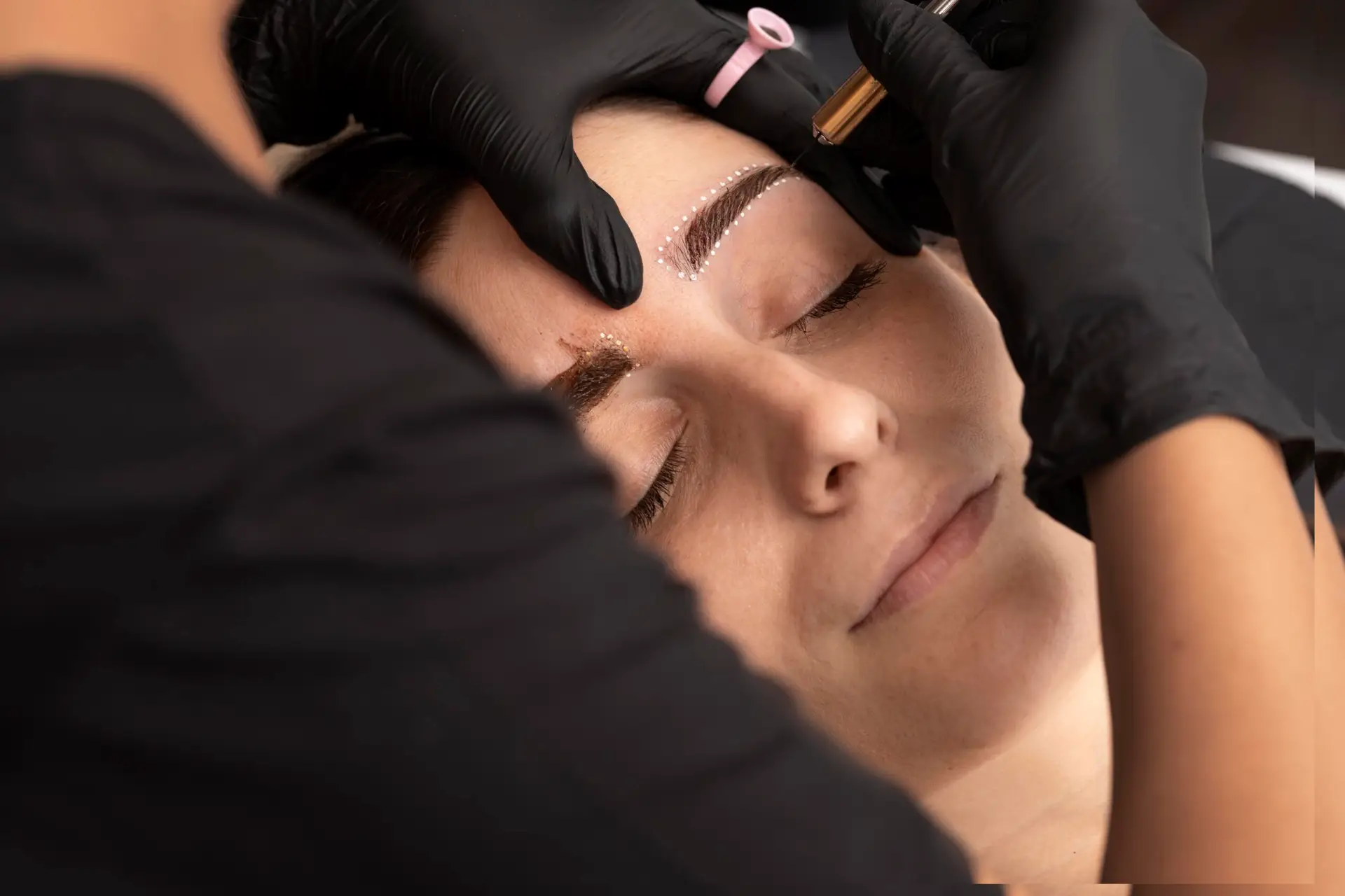 Accueil 5 female-going-through-microblading-treatment